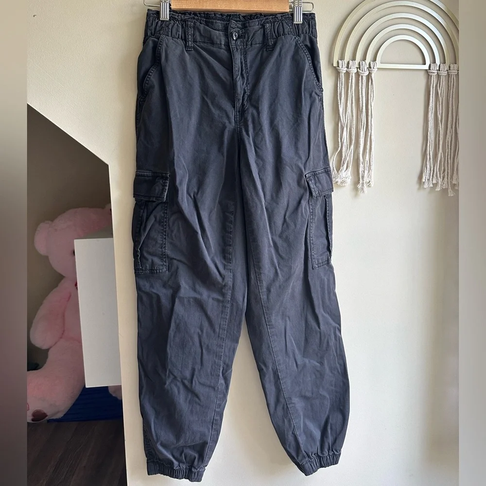 American Eagle Outfitters Charcoal Cropped Cargo Pants - Picture 5 of 10